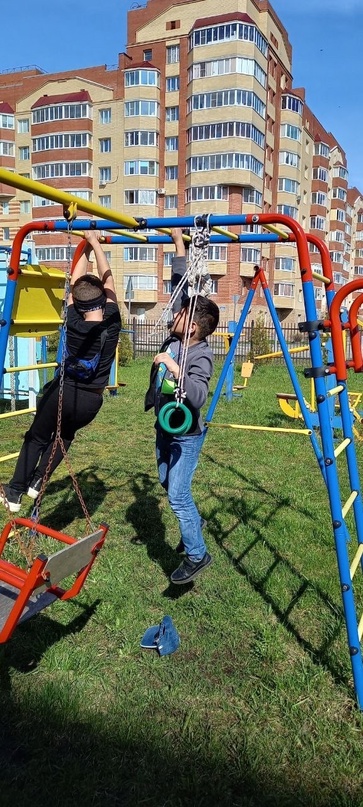 На улице ярко светит солнце и стало совсем тепло! 