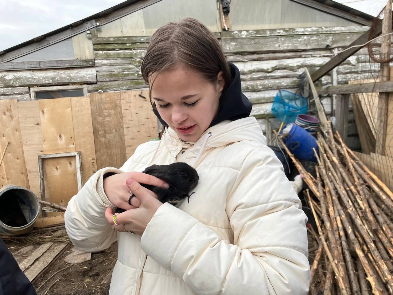 Ребята провели субботник на семейной ферме "Терем-ОК".