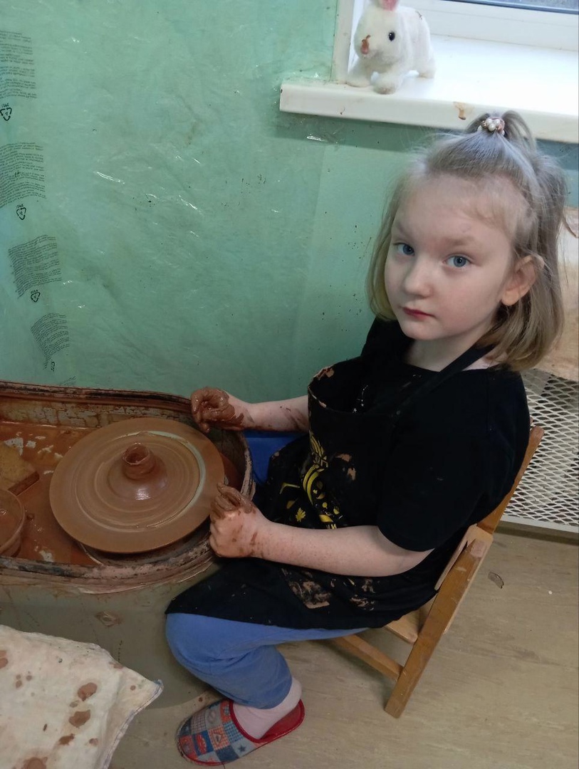 Глина — это универсальный инструмент, который помогает ребятам познавать мир, выражать свои чувства и развивать творческий потенциал