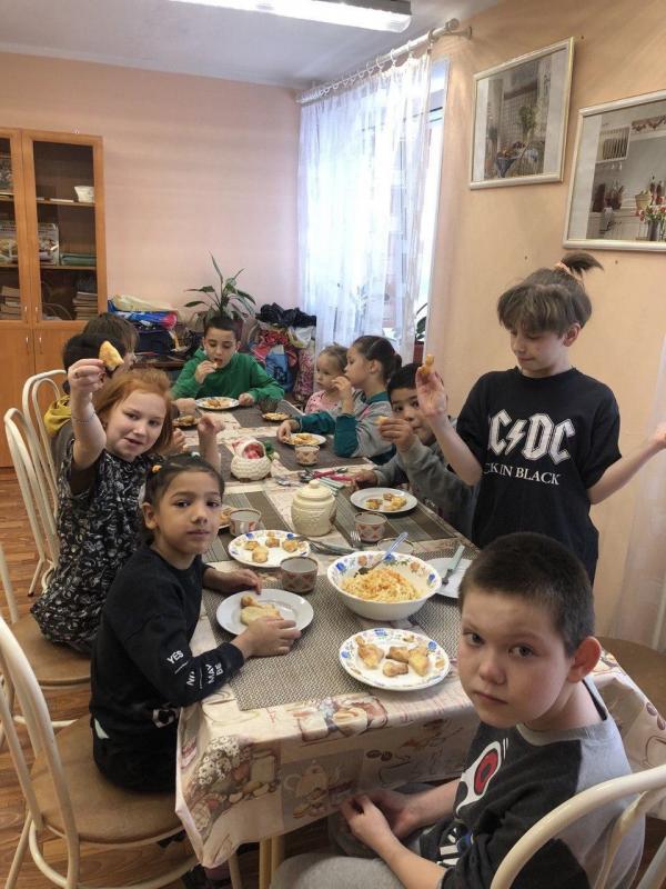 И снова ребята готовят вкусные и полезные блюда.