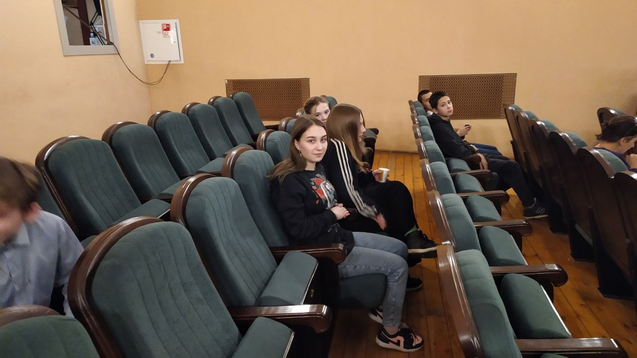 Старшие ребята побывали на спектакле "Военные сны" 