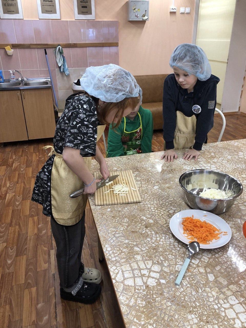 И снова ребята готовят вкусные и полезные блюда.