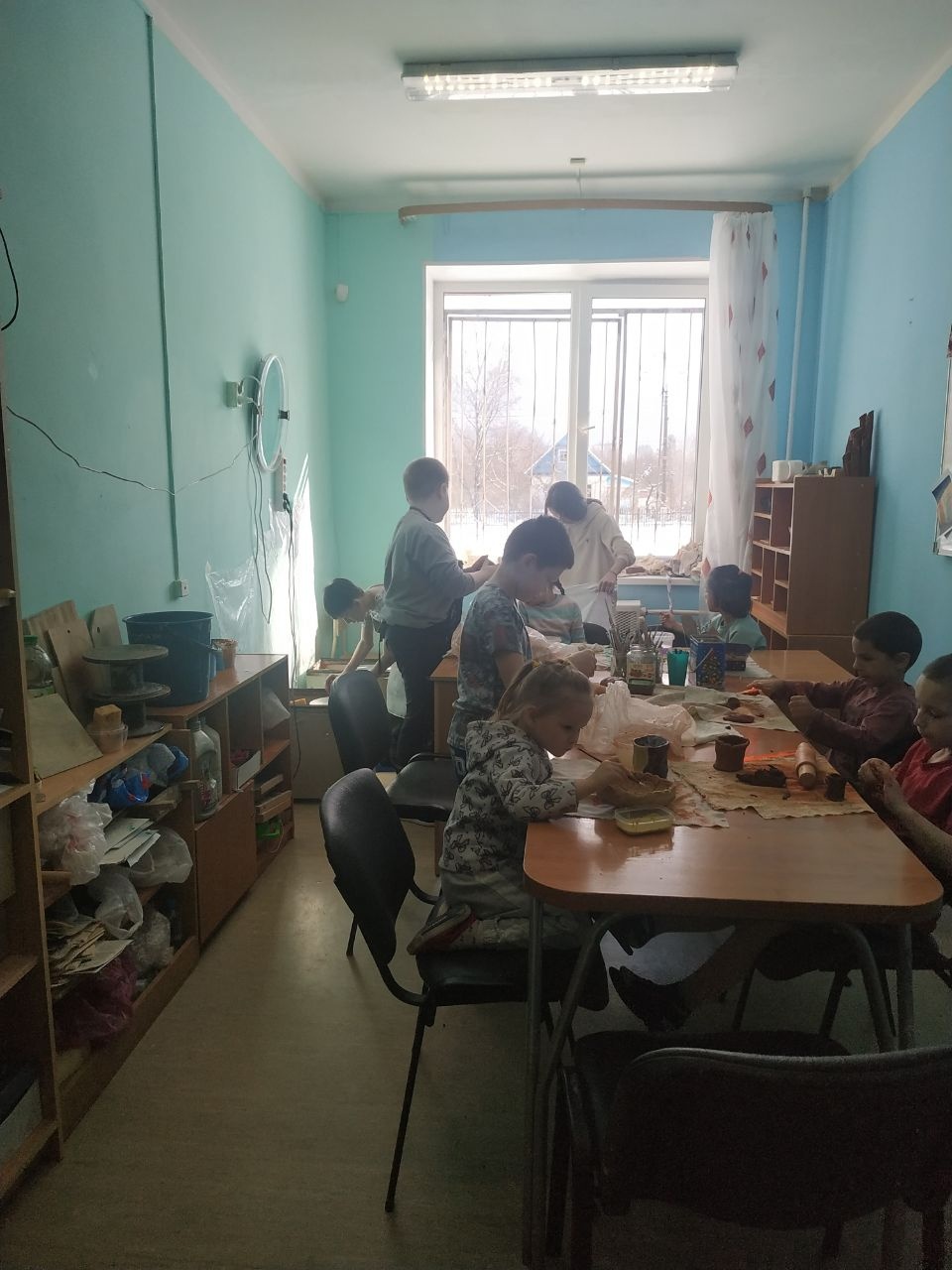 Творческий процесс в гончарной мастерской.