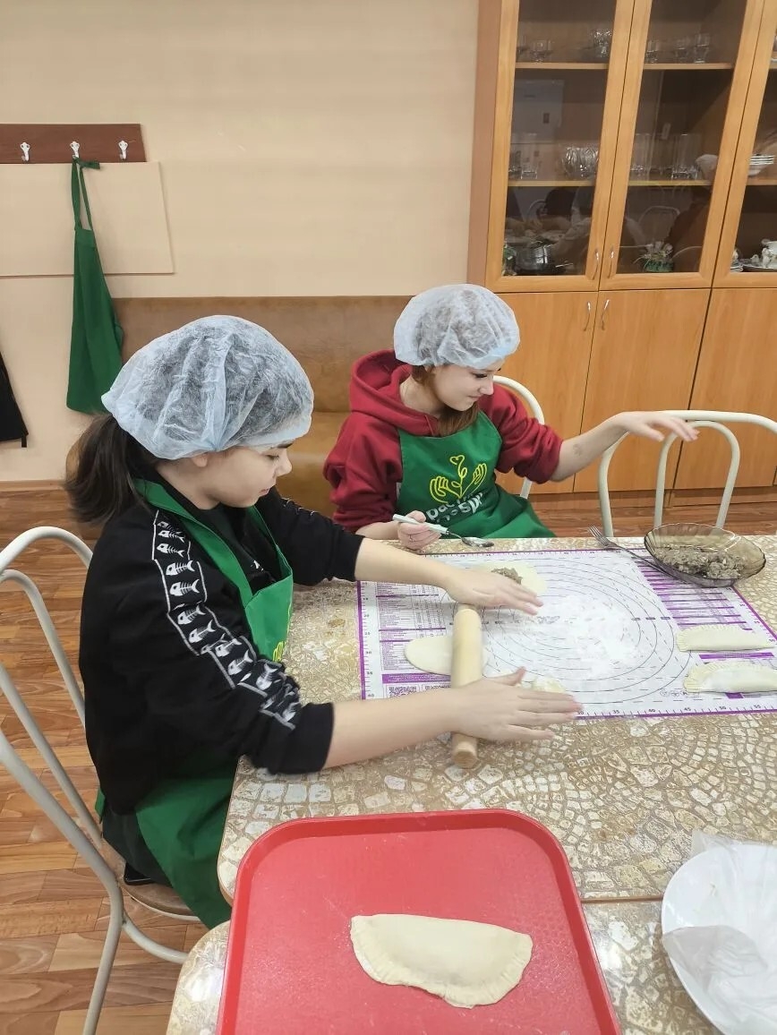 Воспитанники Никольского ресурсного центра продолжают кулинарные открытия! На этот раз они погрузились в историю чебуреков.