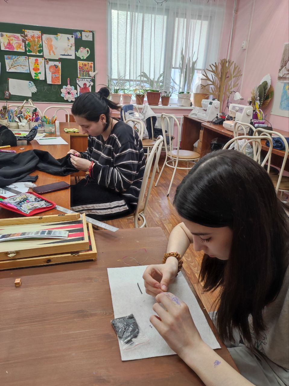 На занятиях в "Творческой мастерской" девчонки и мальчишки создают практичные и модные вещи. На занятиях в "Творческой мастерской" девчонки и мальчишки создают практичные и модные вещи.
