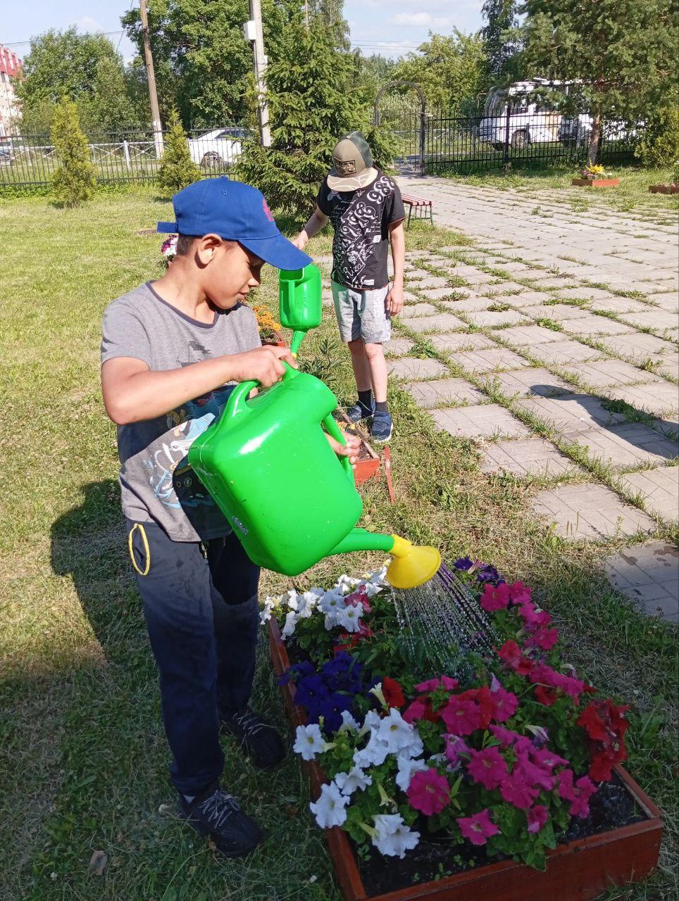 Жара! Ребята взялись за лейки и с удовольствием поливают все наши цветники и растения