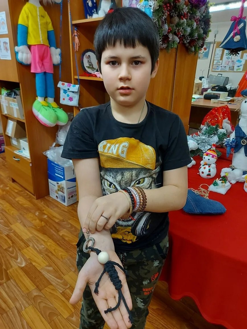 В творческом кружке "Умелая иголочка" под руководством педагога Ольги Николаевны ребята осваивают работу с фетром и паракордом, совершенствуя своё мастерство.