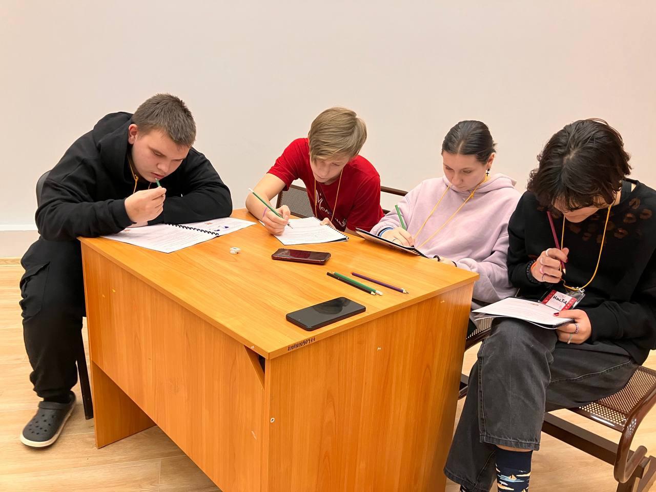 Волонтёры головного отделения по Ленинградской области Сбербанка провели для наших ребят урок финансовой грамотности для детей от 13 лет. 