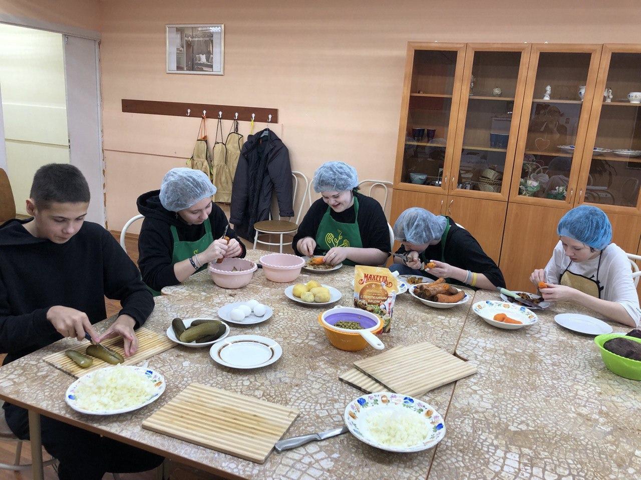 Старшие ребята в выходные на занятиях по кулинарии участвовали в "свекольном марафоне"). Старшие ребята в выходные на занятиях по кулинарии участвовали в "свекольном марафоне").
