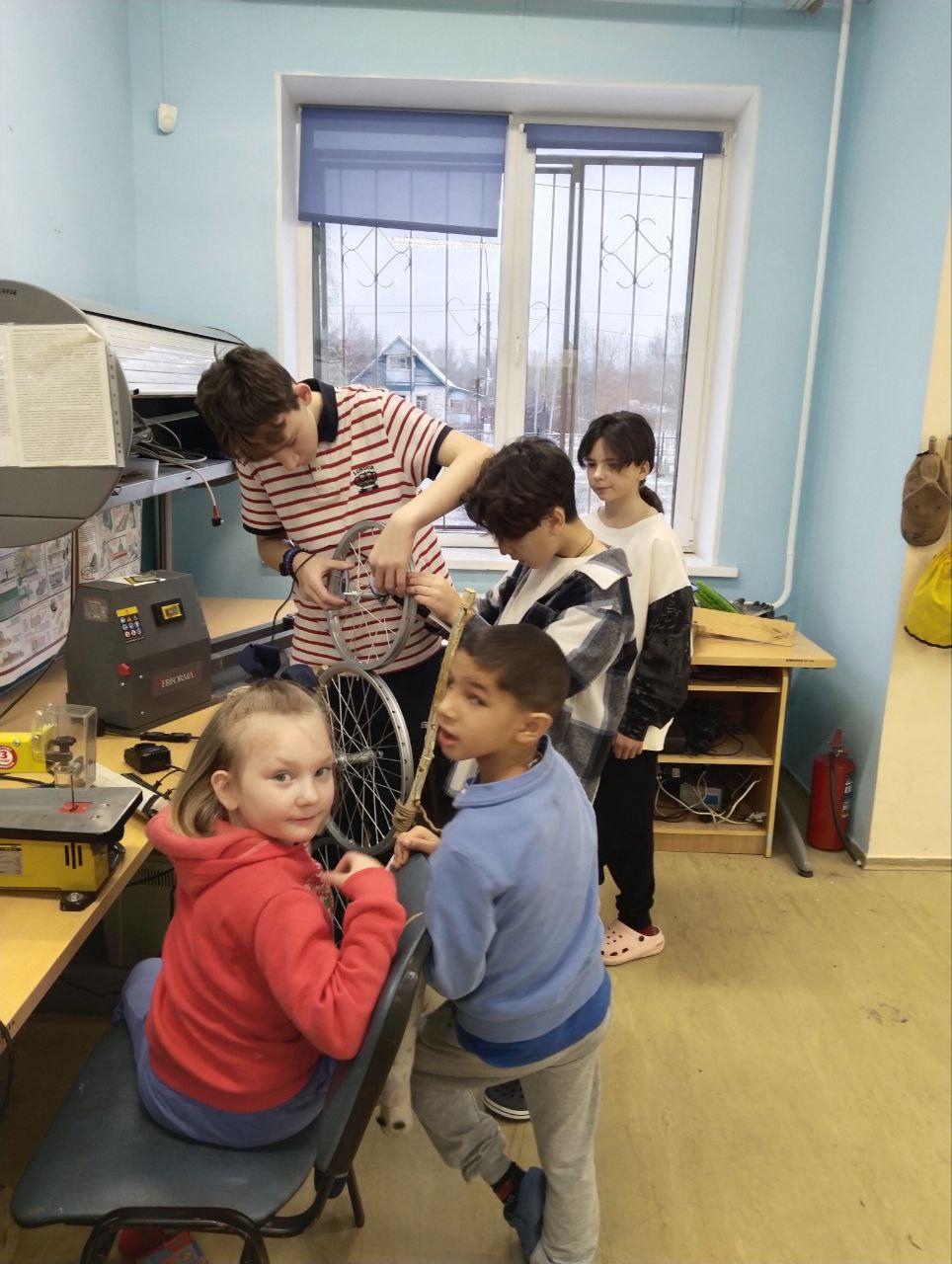 Ребята вместе с Антоном Ивановичем неистощимы на выдумки.