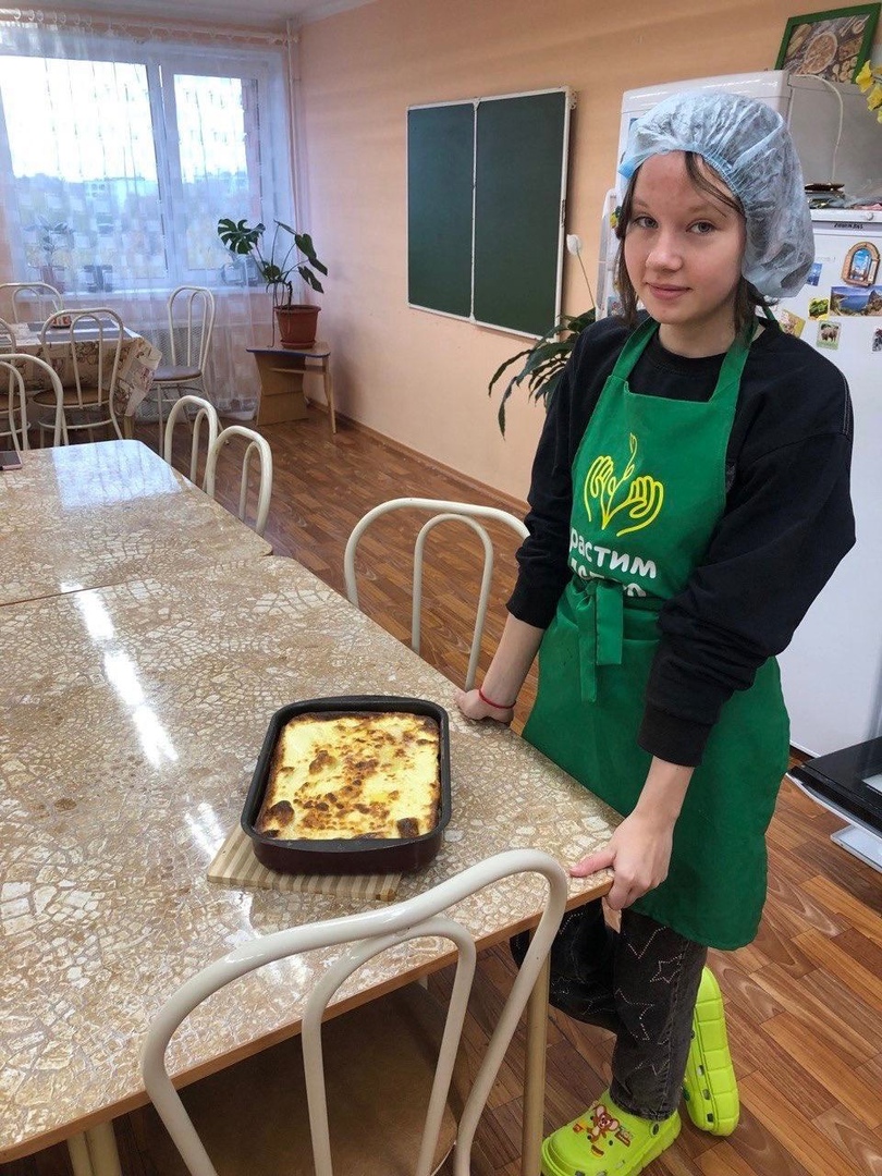 Ребята продолжают осваивать азы поварского искусства.
