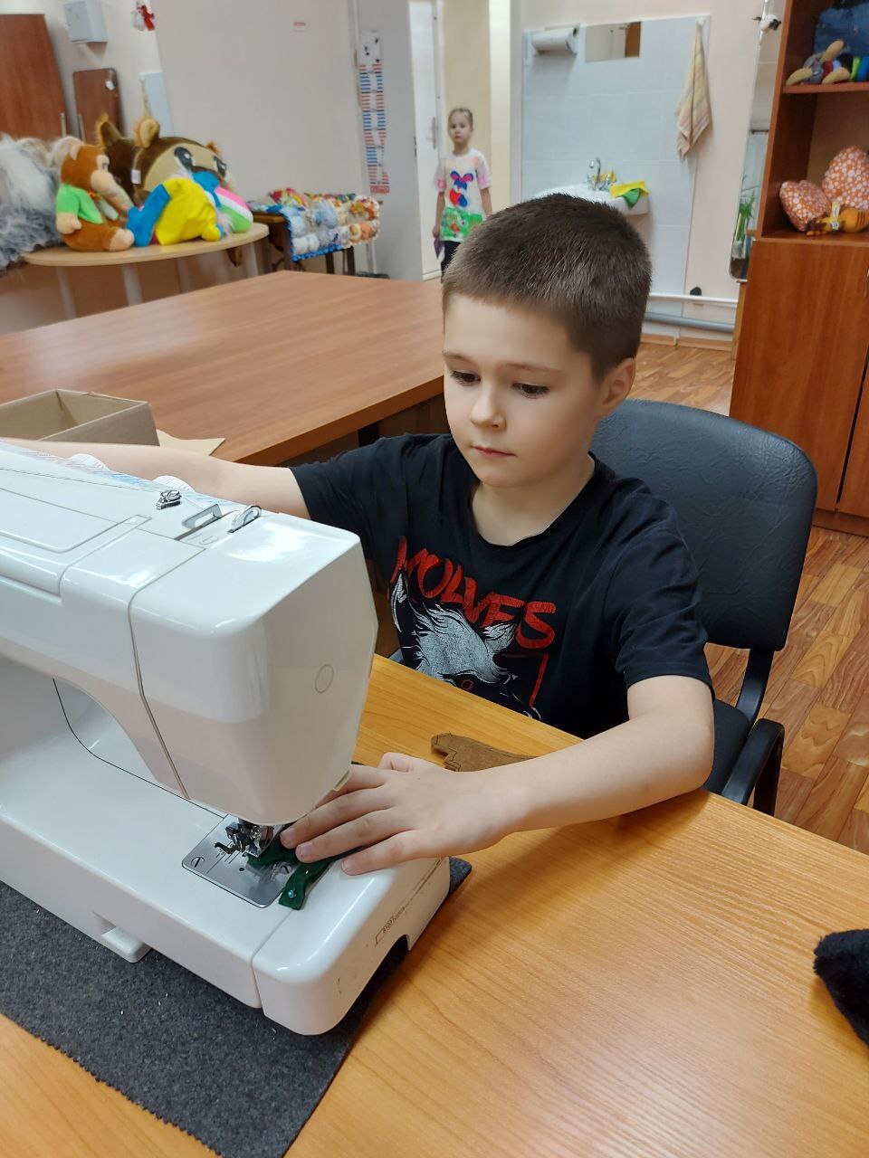 Смотрите, какие чудеса творят наши умельцы на занятиях кружка «Умелой иголочки»!