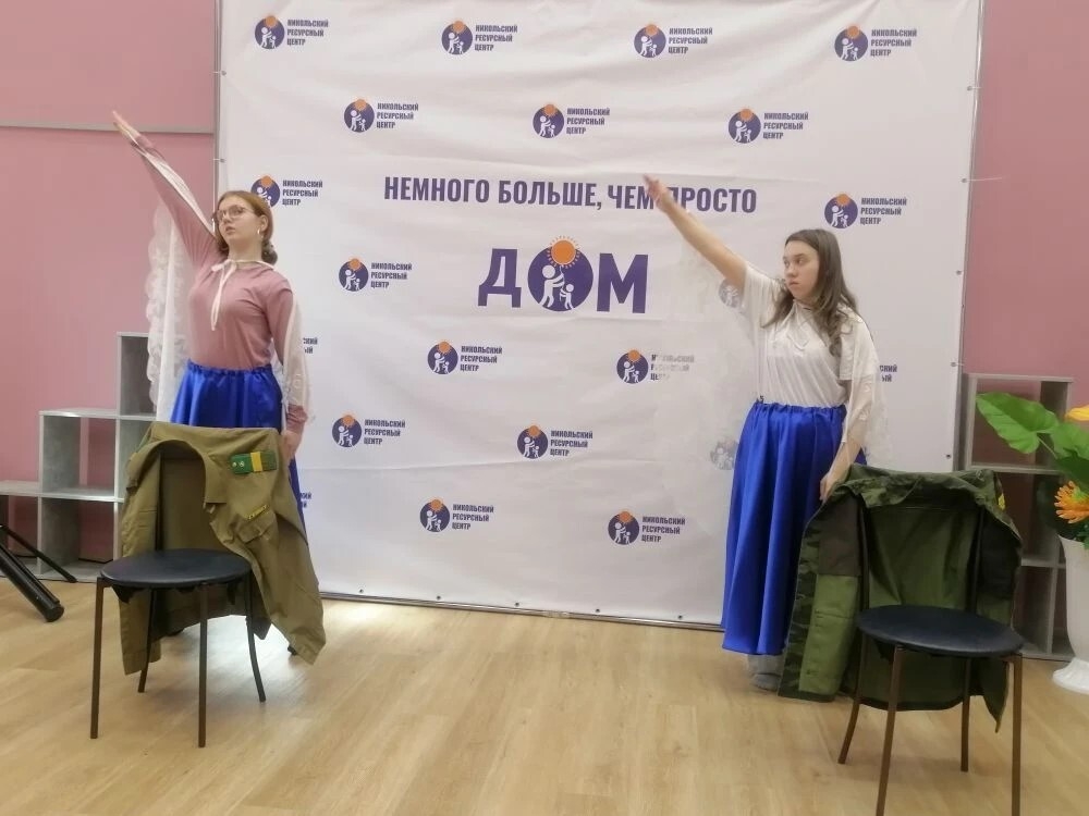 На музыкальных занятиях у Татьяны Анатольевны всегда кипит жизнь. Она нашла подход ко всем: самые маленькие поют и танцуют, а если устали - рисуют под музыку.