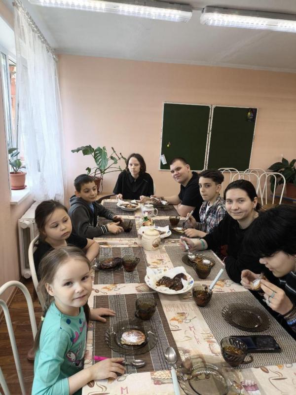 Яблочные оладьи на занятии по кулинарии