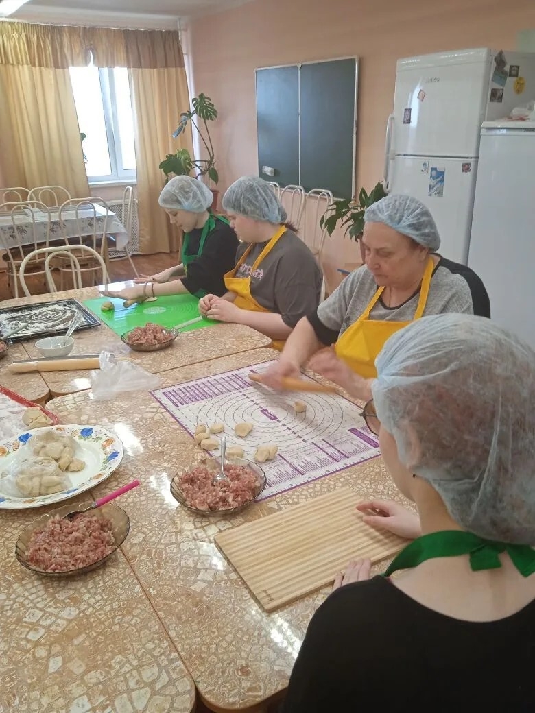  На занятии по кулинарии ребята с большим интересом готовили манты — блюдо, которое многие знают и любят за его особенный вкус, аромат и сытность. 