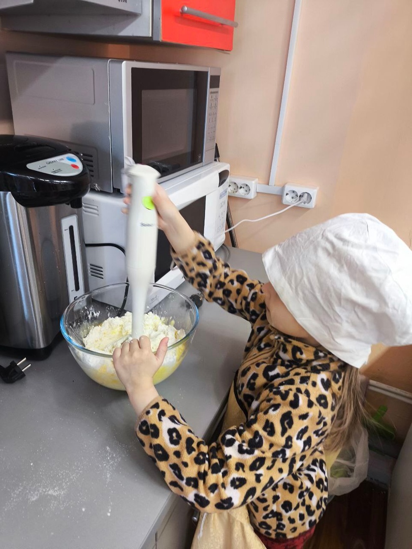  На кулинарном занятии наши ребята пекли настоящую «Королевскую ватрушку»!