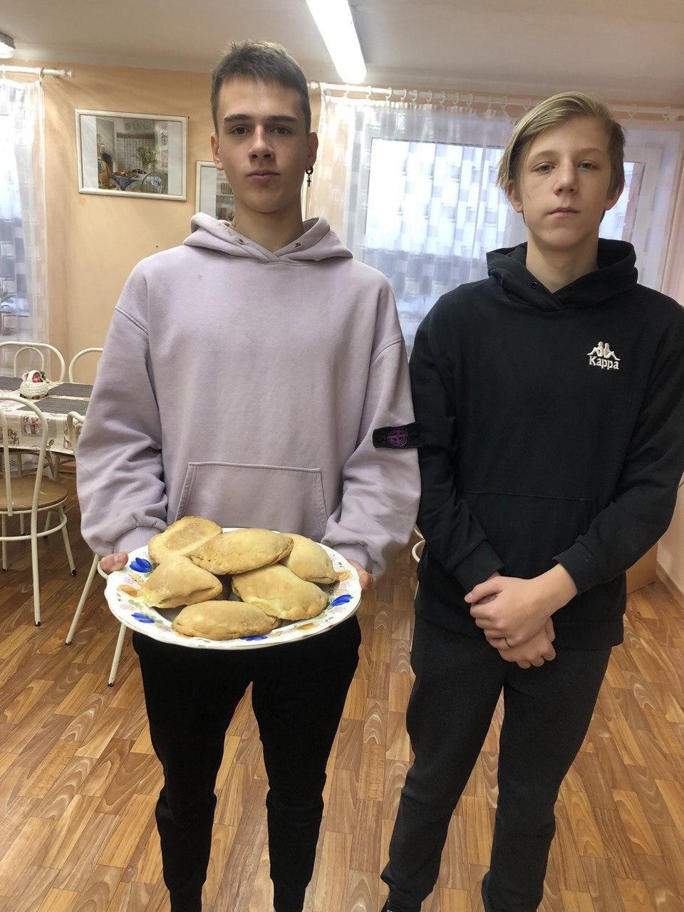 И снова ребята готовят вкусные и полезные блюда.