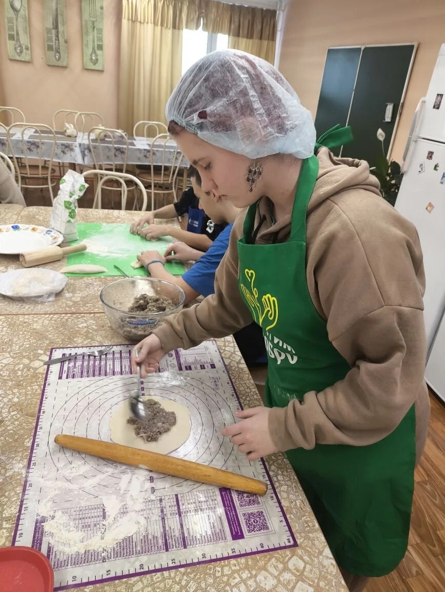 Воспитанники Никольского ресурсного центра продолжают кулинарные открытия! На этот раз они погрузились в историю чебуреков.