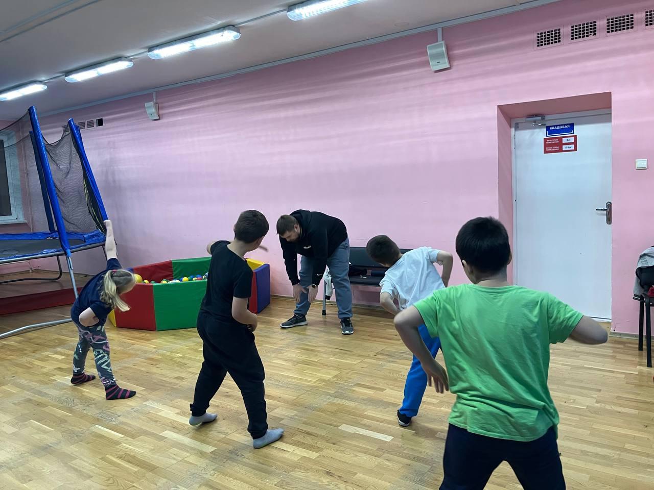 На спортивном занятии ребята приняли участие в игре "Мы вместе".