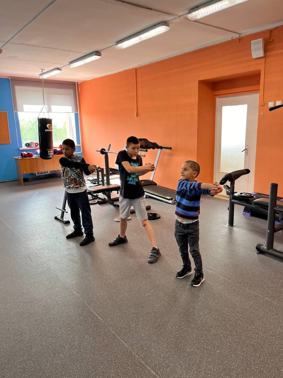 Если за окном дождь, не беда. Ребята занимаются спортом в зале.