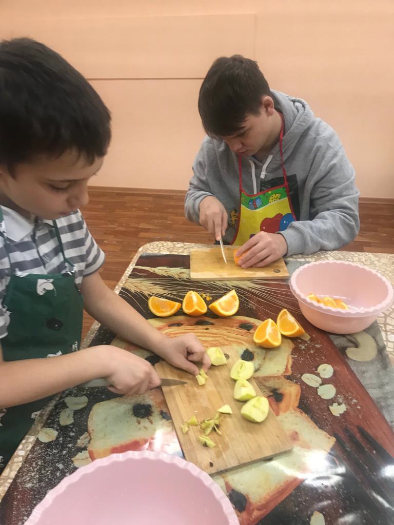 Варим яблочное и апельсиновое варенье, делаем компот.