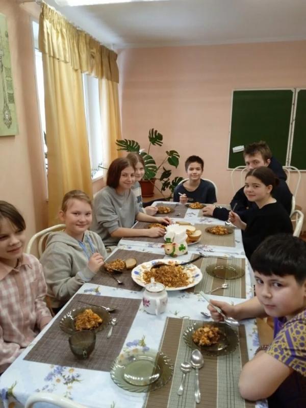 А у нас на кухне пахло историей! Ребята решили освоить не просто гарнир, а настоящее блюдо с богатым прошлым - гречку по-купечески.