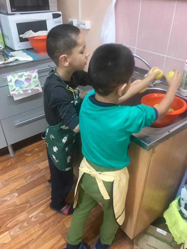 Варим яблочное и апельсиновое варенье, делаем компот.