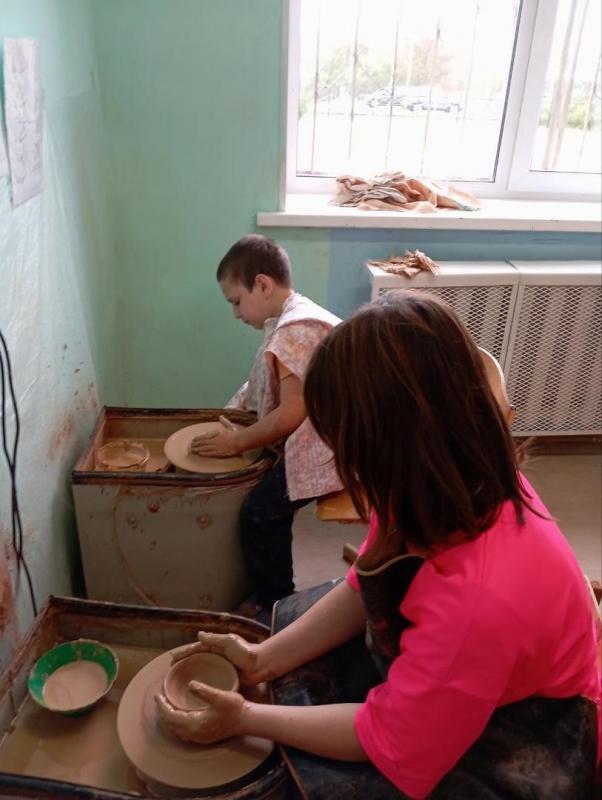 На занятиях по гончарному делу.