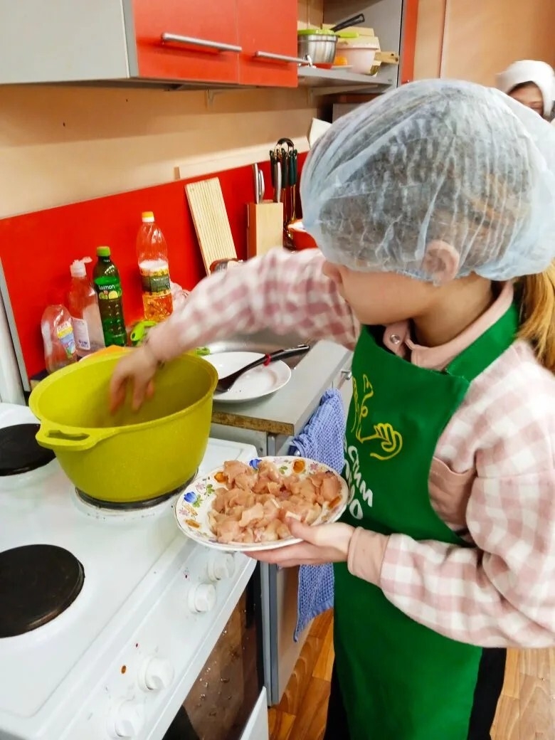 А у нас на кухне пахло историей! Ребята решили освоить не просто гарнир, а настоящее блюдо с богатым прошлым - гречку по-купечески.