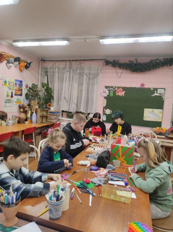 Под чутким руководством Светланы Юрьевны в "Творческой мастерской" ребята создают удивительные вещи