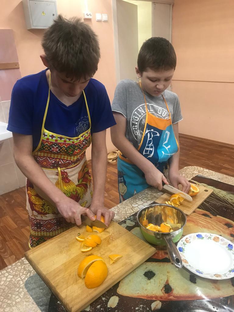 Варим яблочное и апельсиновое варенье, делаем компот.