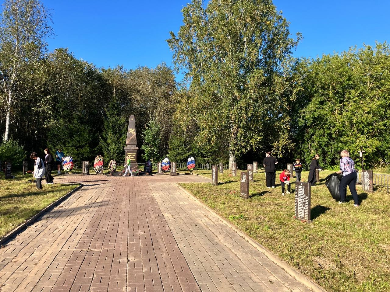 Воспитанники ресурсного центра вместе с воспитателем приехали к братскому захоронению, чтобы в год 80-летия Победы и в день начала блокады Ленинграда вспомнить о тех, кто здесь лежит.