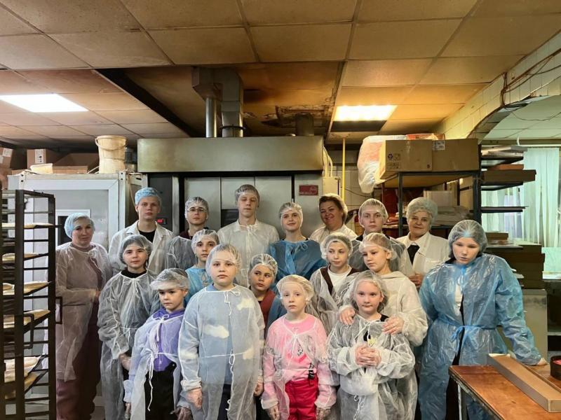 Наши воспитанники отправились на увлекательную экскурсию в кондитерский цех «Лакомка» в г. Никольское