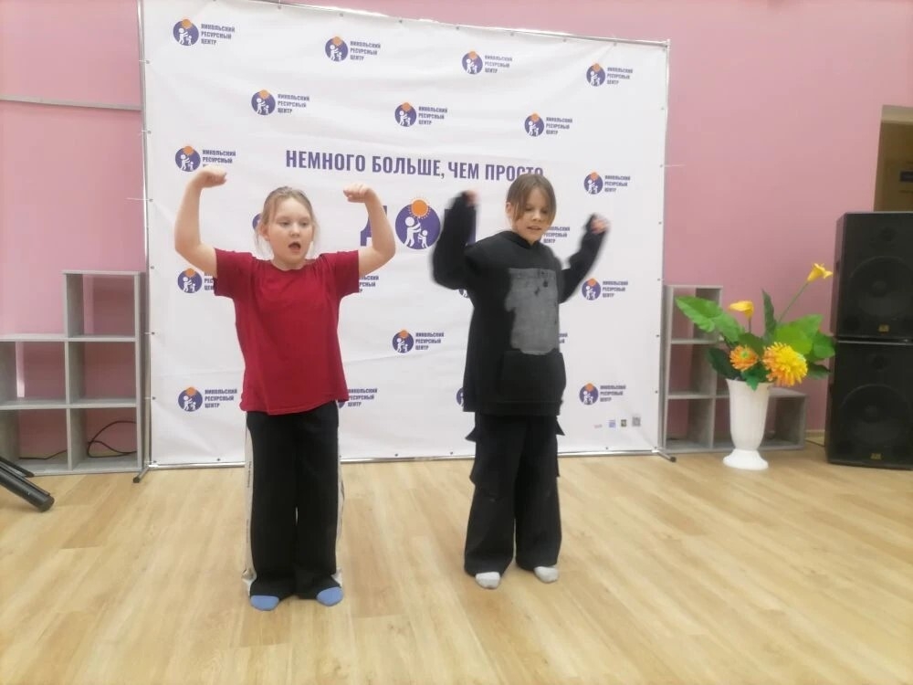 На музыкальных занятиях у Татьяны Анатольевны всегда кипит жизнь. Она нашла подход ко всем: самые маленькие поют и танцуют, а если устали - рисуют под музыку.