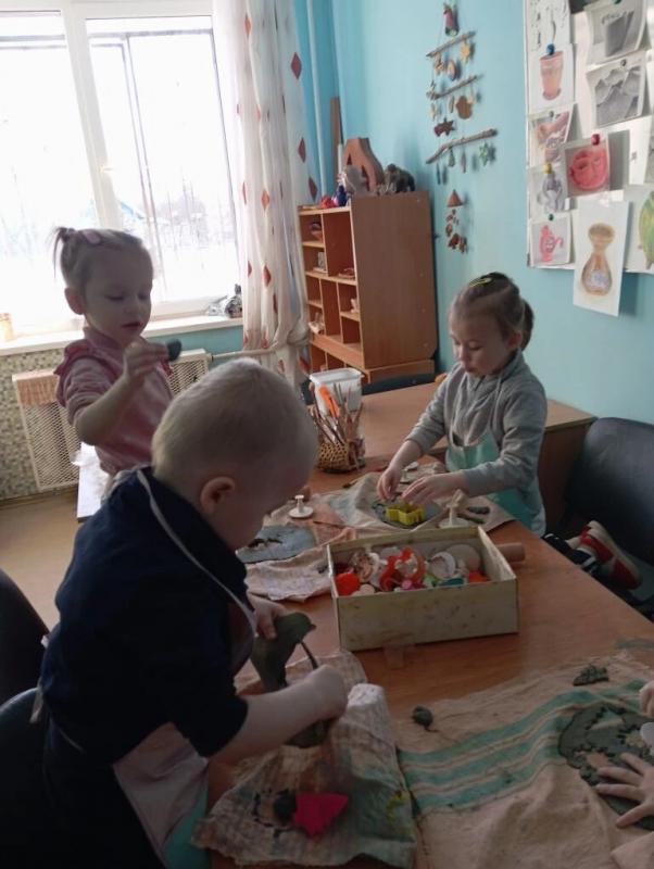 Наши малышарики снова в деле! На этот раз они осваивают глину