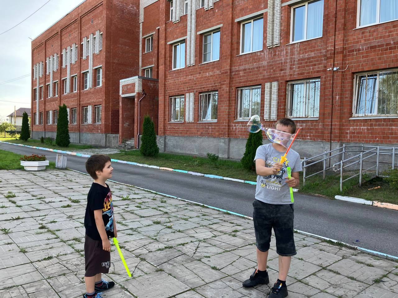 Пускание мыльных пузырей – одна из самых простых, но при этом самых весёлых детских забав.