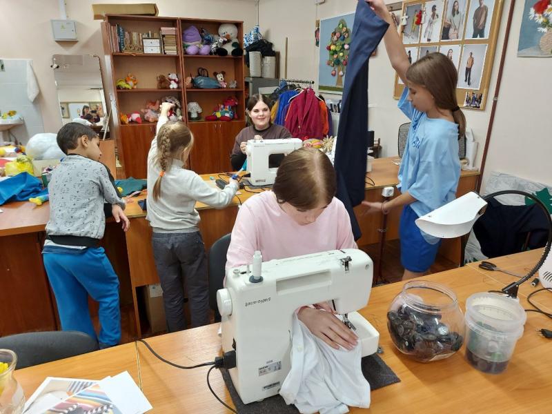 В кружке «Умелая иголочка» ребята осваивают практические навыки, которые пригодятся в жизни. 