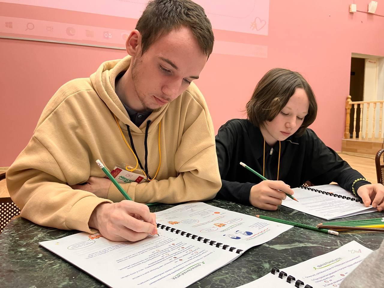 Волонтёры головного отделения по Ленинградской области Сбербанка провели для наших ребят урок финансовой грамотности для детей от 13 лет. 
