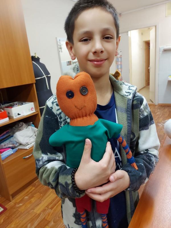 Наш воспитанник Ибрагим снова радует нас своими успехами на занятиях «Умелая иголочка»