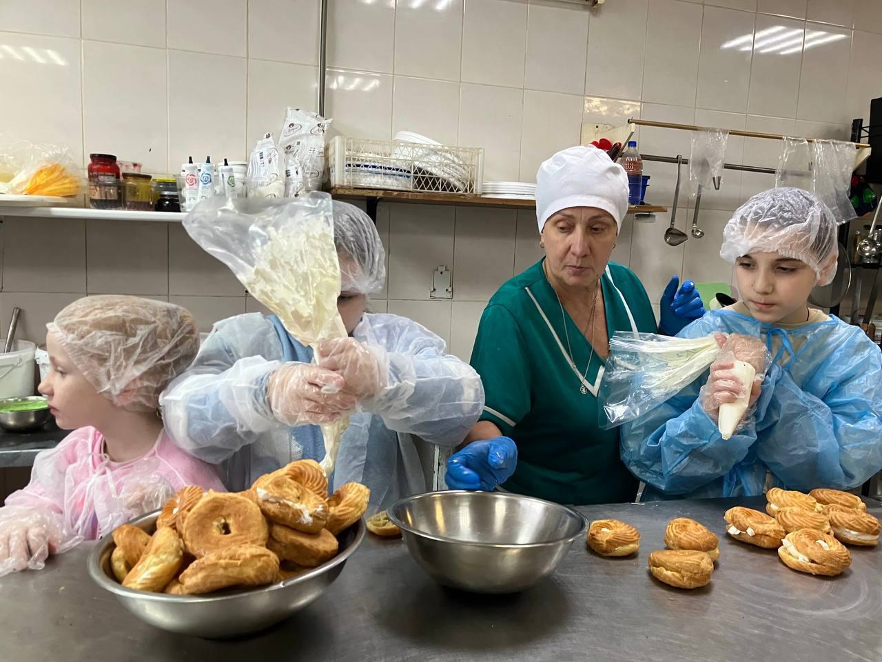 Наши воспитанники отправились на увлекательную экскурсию в кондитерский цех «Лакомка» в г. Никольское