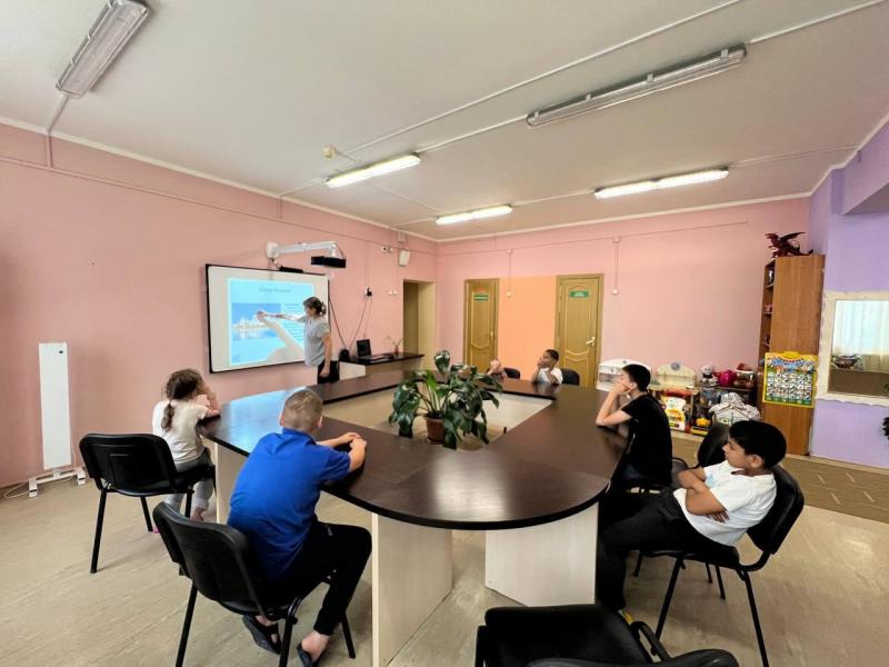 Воспитательские часы выполняют множество функций; просветительская - расширяют кругозор детей, ориентирующая - формирование отношения к окружающему миру, формирующая - учит ребят оценивать себя и свои поступки, учится вести диалог и отстаивать свое мнение