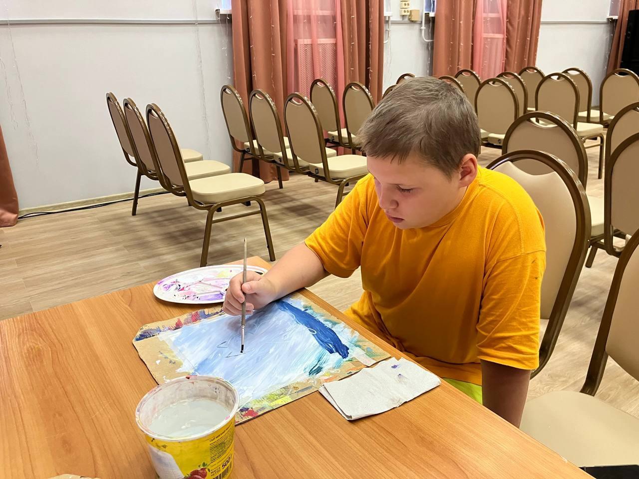 Яркие картины получились у ребят на уроке рисование. 