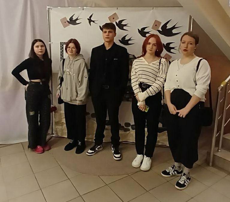 Ребята, проживающие в стажировочной квартире, посетили концерт "Ласточка надежды" в ДК Нева, посвященный 80-летию снятия блокады Ленинграда.