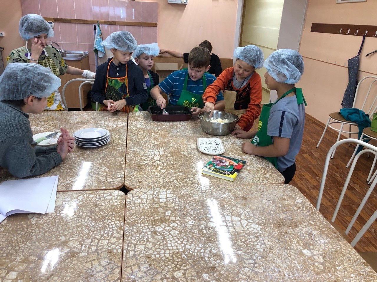 Ребята продолжают осваивать азы поварского искусства.