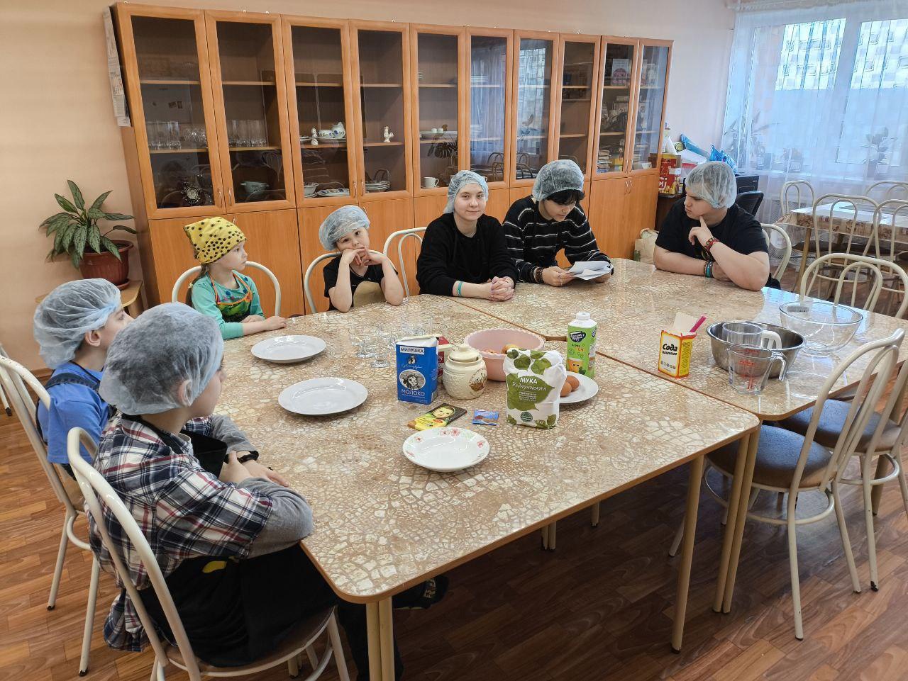 Яблочные оладьи на занятии по кулинарии