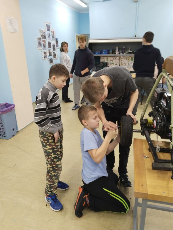В мастерской кипит работа...