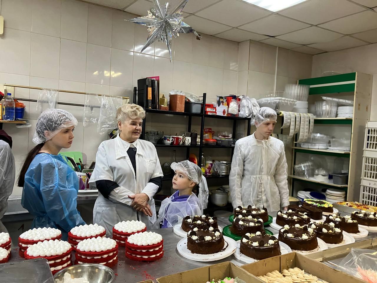 Наши воспитанники отправились на увлекательную экскурсию в кондитерский цех «Лакомка» в г. Никольское