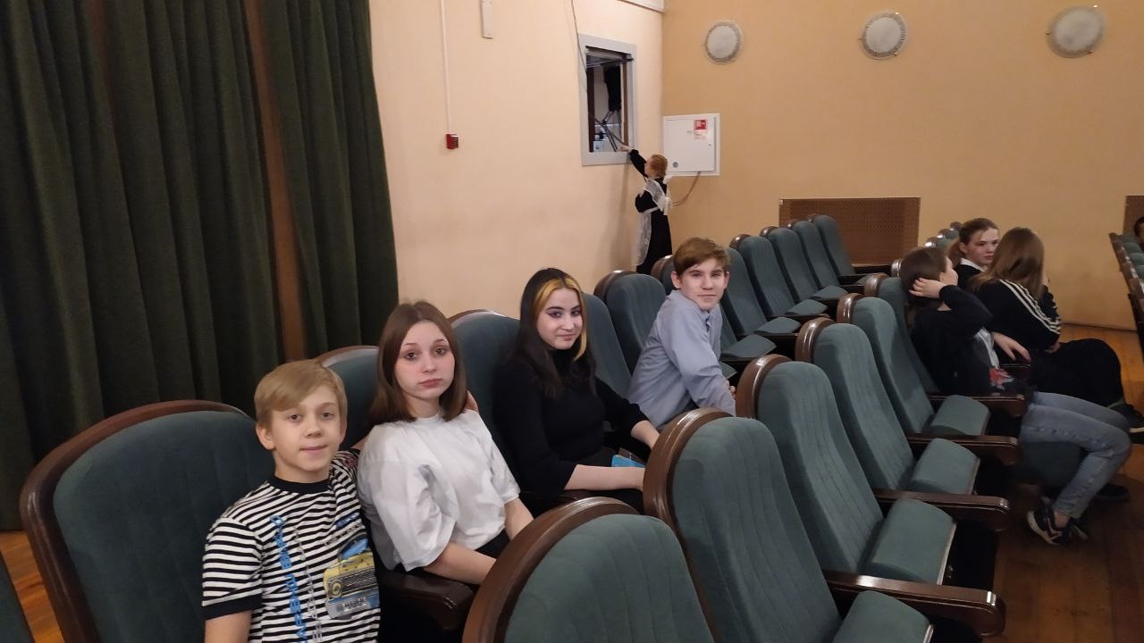 Старшие ребята побывали на спектакле "Военные сны" 
