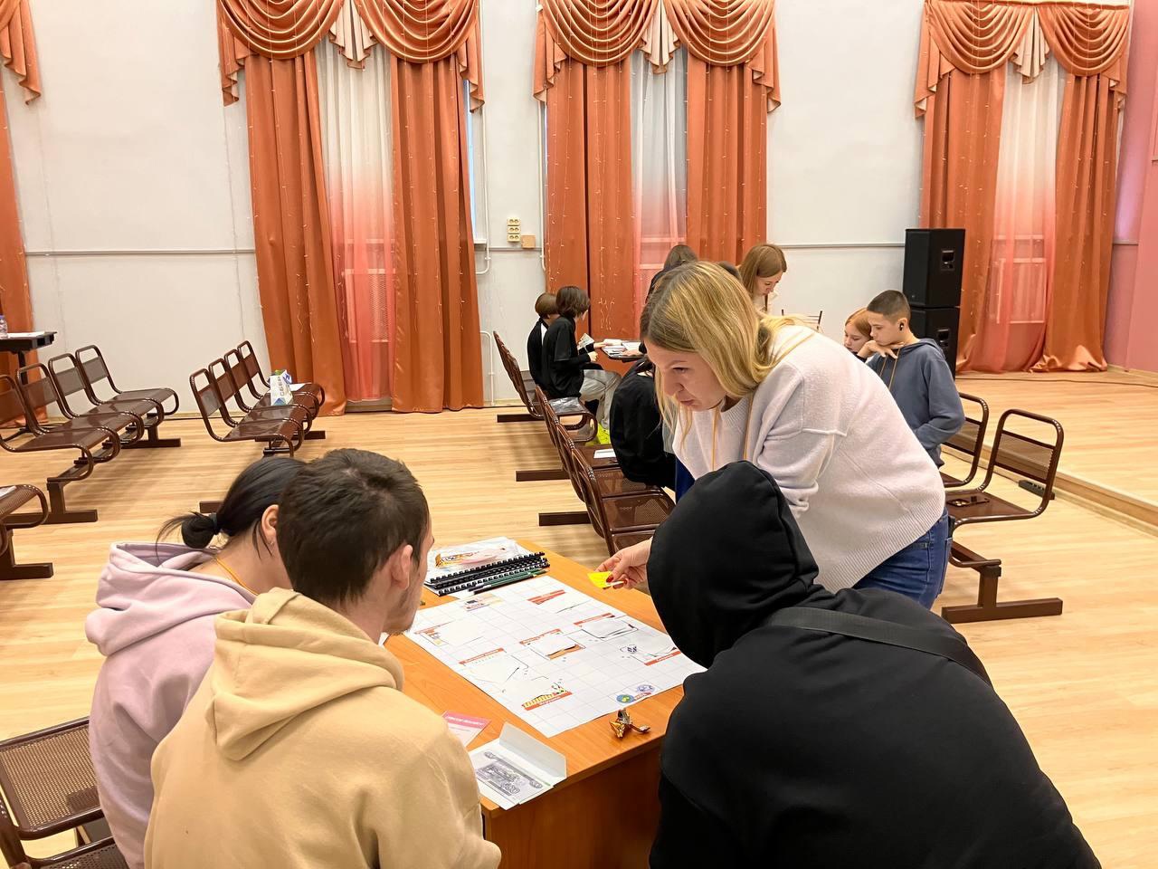 Волонтёры головного отделения по Ленинградской области Сбербанка провели для наших ребят урок финансовой грамотности для детей от 13 лет. 