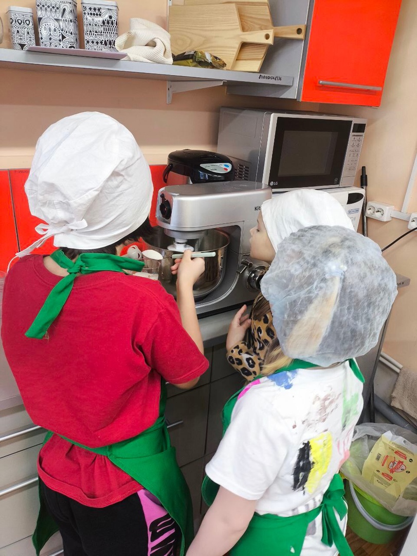  На кулинарном занятии наши ребята пекли настоящую «Королевскую ватрушку»!